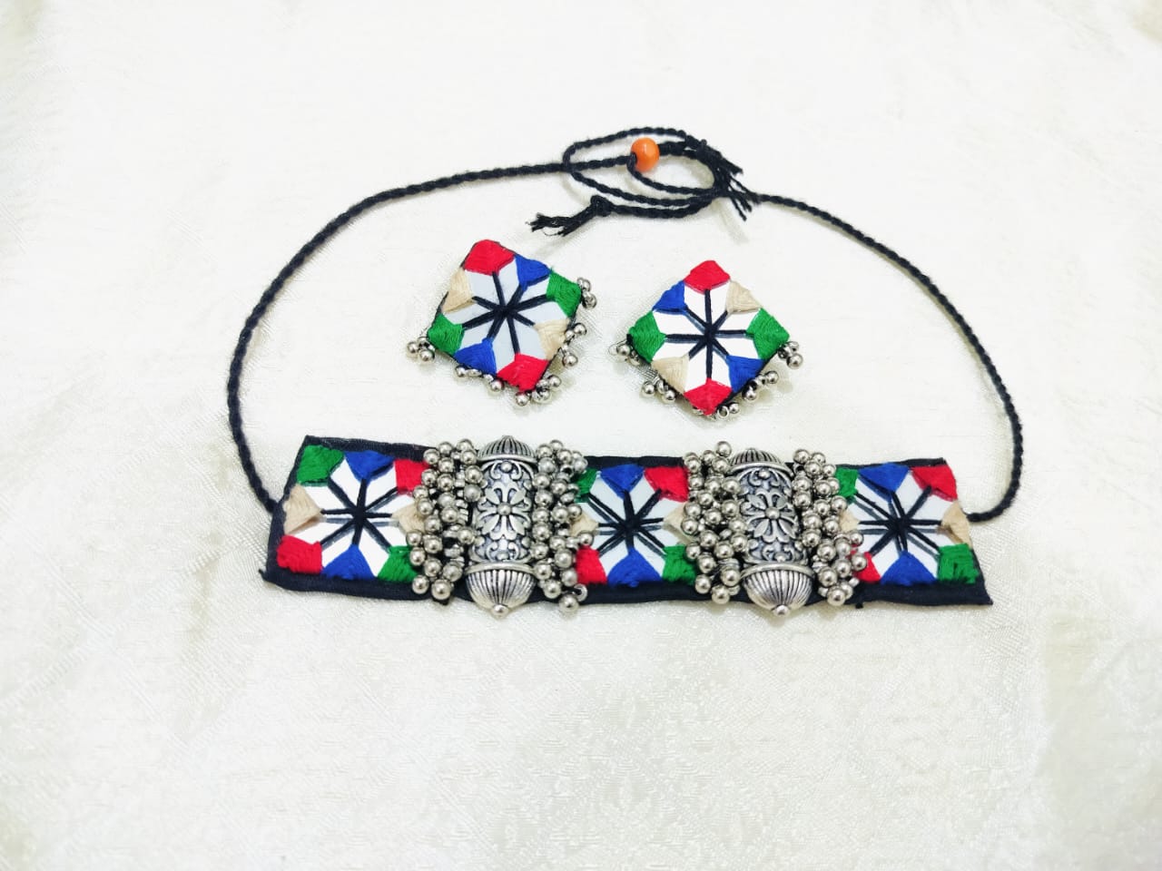 Multicolour mirror choker